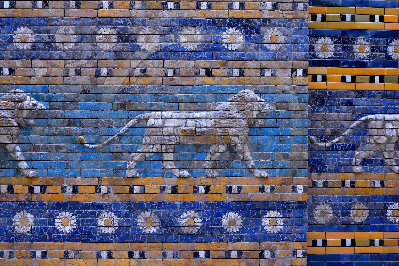 Allemagne, Berlin, l'Ile aux musées, classée Patrimoine Mondial de l'UNESCO, musée de Pergame (Pergamonmuseum), Porte d'Ishtar construite en -580 av. JC (empire néobabylonien) sur ordre du roi Nabuchodonosor II à Babylone (Irak), frise antique en céramique avec des lions