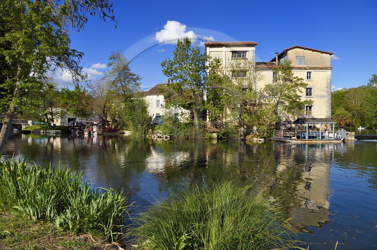 France, Charente (16), Saint-Simeux, les anciennes pêcheries d'anguilles construites sur un déversoir sur La Charente que longe la véloroute la Flow Vélo