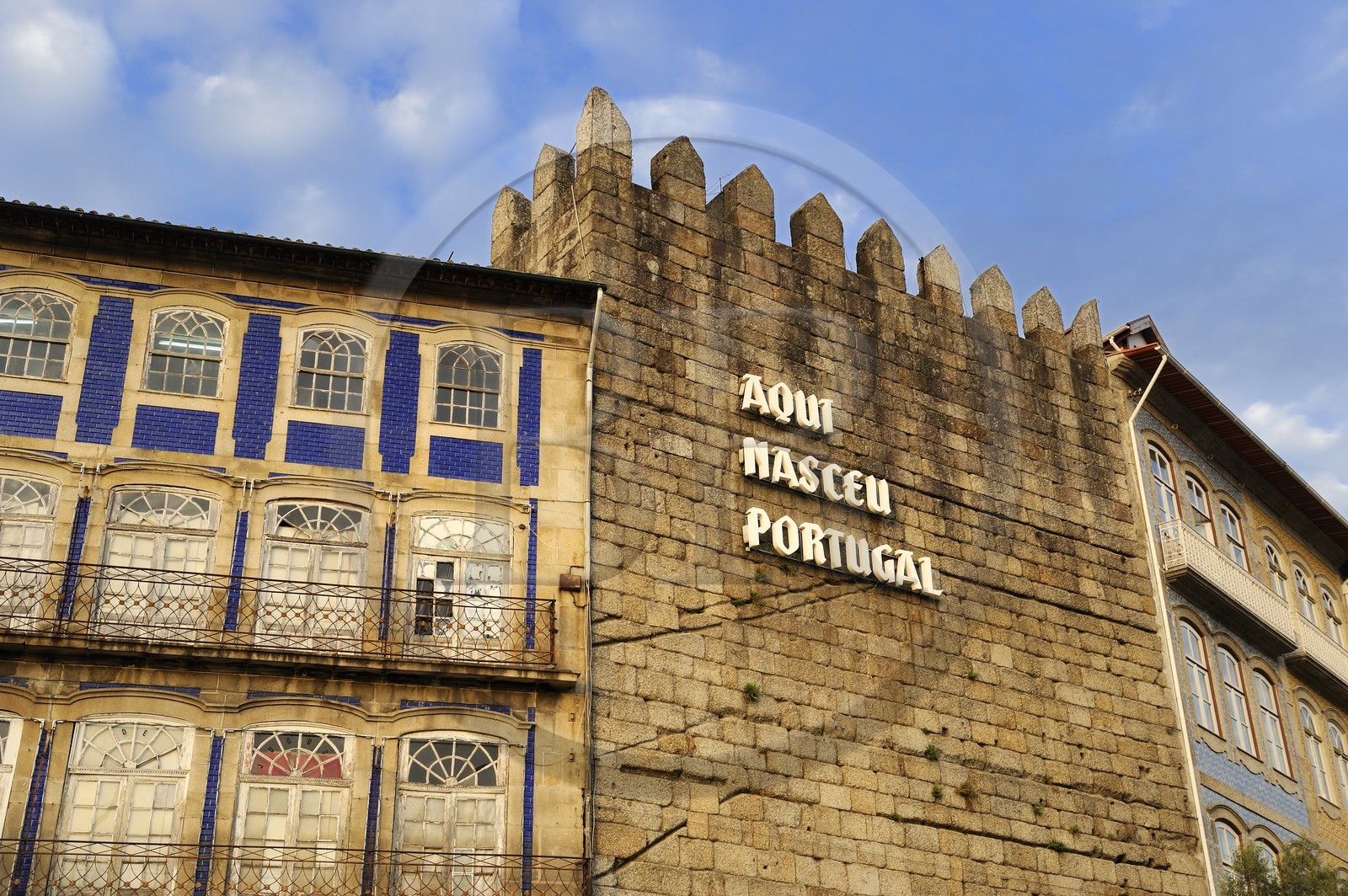 Portugal, région du Minho, Guimaraes, ville classée Patrimoine Mondial de l' UNESCO, une des tours de l'ancien rempart de la ville sur la place Largo do Toural où est écrit Ici Est Nait Le Portugal