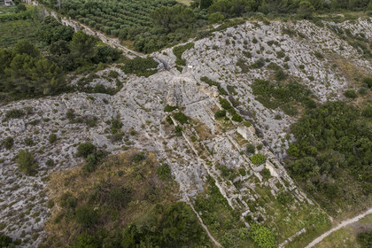 France, Bouches-du-Rhône (13), Fontvieille, chemin de Caparon, vestiges gallo-romain de la meunerie de Barbegal (créée au début du IIème siècle) aurait produit de la farine pour la ville d’Arles avec ses deux séries de huit moulins à blé alimentés par une dérivation de l'Aqueduc de Barbegal (vue aérienne)