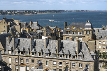 France, Ille-et-Vilaine (35), Côte d'Emeraude, Saint-Malo intra-muros, ancien bureau de Poste sur la place des Frères Lamennais, la côte de Dinard en arrière plan