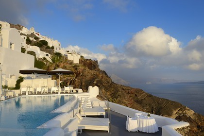 Grèce, Les Cyclades, mer Égée, île de Santorin (Thira ou Théra), village de Oia, l'hôtel Relais & Châteaux Kirini Suites & Spa