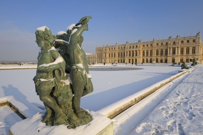 France, Yvelines (78), parc du château de Versailles sous la neige, classé Patrimoine Mondial de l'UNESCO, statue au Parterre d'eau