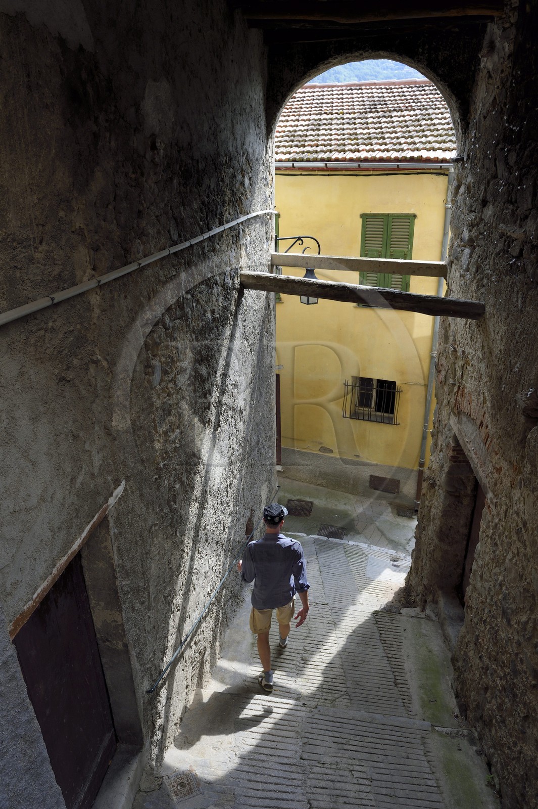 France, Alpes-Maritimes (06), Contes, l'impasse Saint-Martin qui est un pontis, passage couvert en escalier sous les maisons