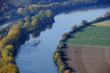 France, Eure (27), péniche sur la Seine vers Heudebouville, ile de Lormais (vue aérienne)
