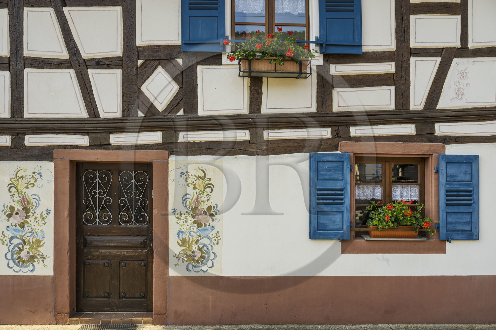 France, Bas-Rhin (67), Parc naturel régional des Vosges du Nord, Obersteinbach, maison traditionnelle à pans de bois dans la rue principale
