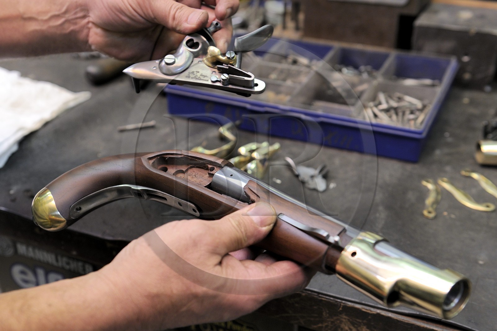 Italie, Lombardie, province de Brescia, Gardone Val Trompia, fabriquant d’armes historiques à chargement par la bouche Davide Pedersoli & C, montage final d'un pistolet