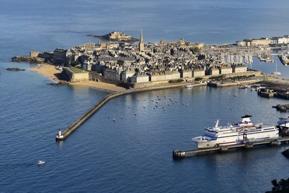 France, Ille-et-Vilaine (35), côte d'émeraude, la vieille ville fortifiée de Saint-Malo à l'abris de ses remparts (vue aérienne)