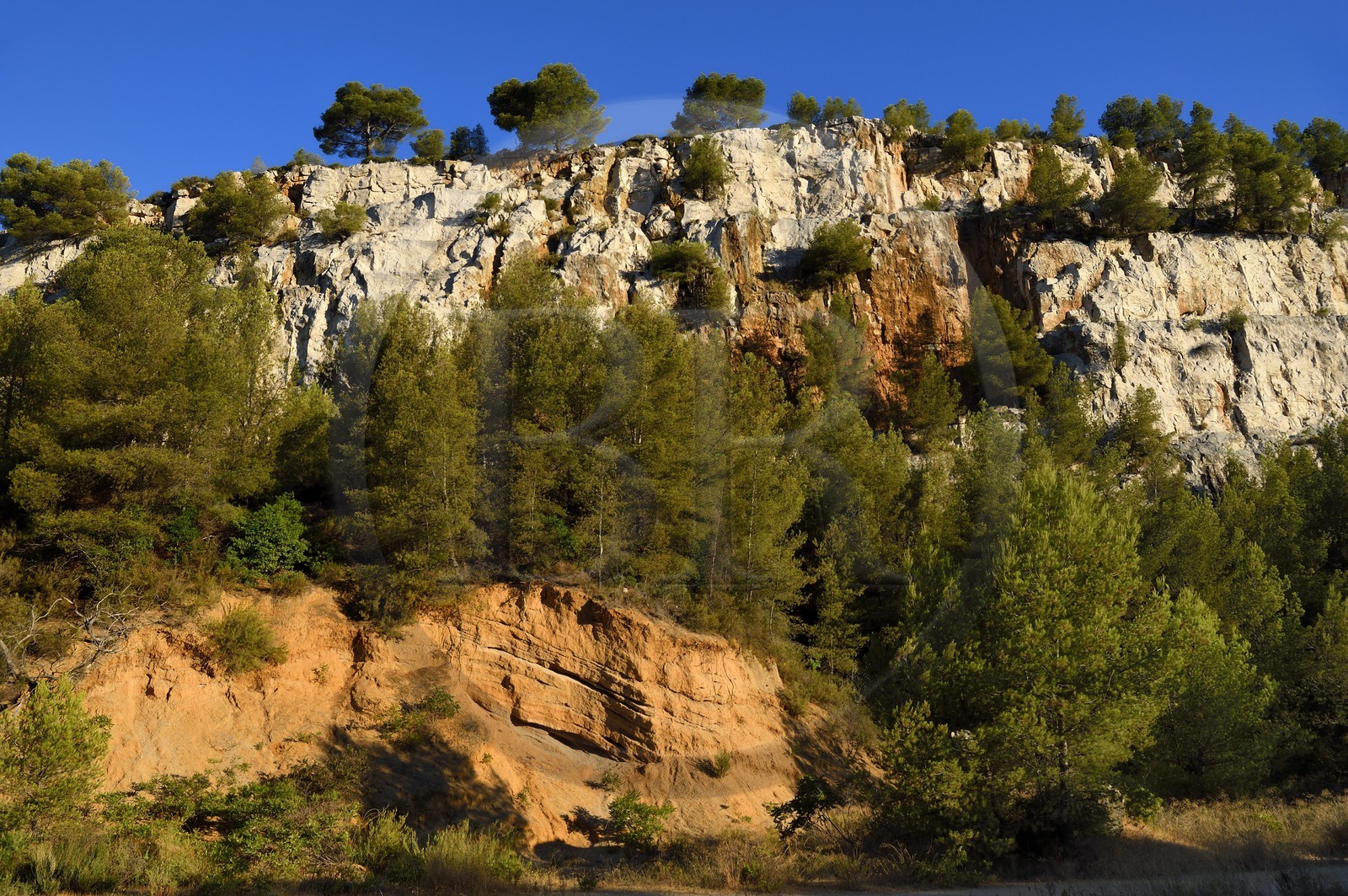 France, Bouches-du-Rhône (13), Cassis, Parc national des Calanques, Calanque de Port-Miou, ancienne carrière de granulats exploitée par Solvay (demande d'autorisation nécessaire avant publication)