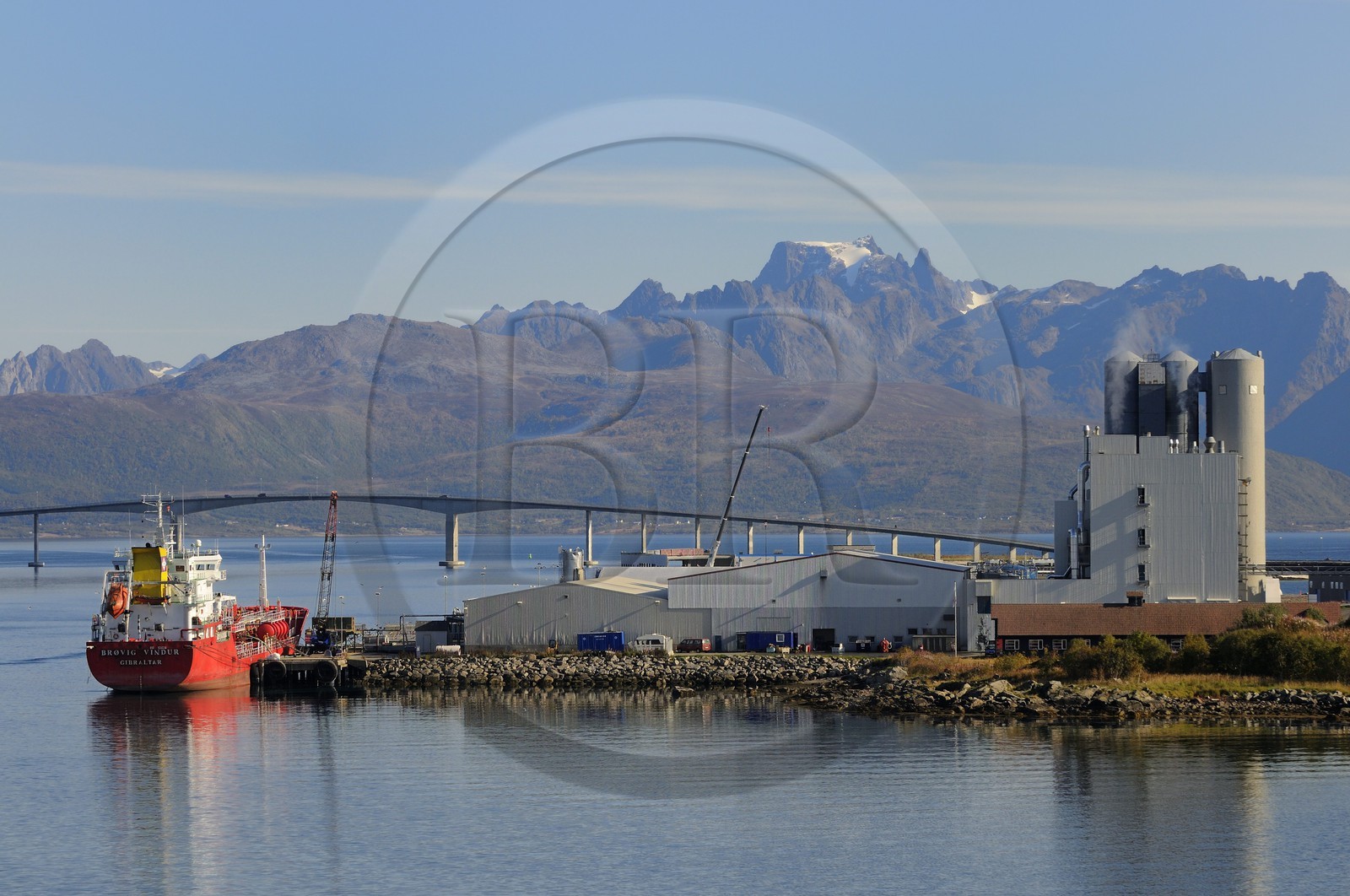 Norvège, Nordland, iles des Westeralen, pont de Sortland et le mont Moysalen 1262m sur la côte sud de l'ile Hinnoya