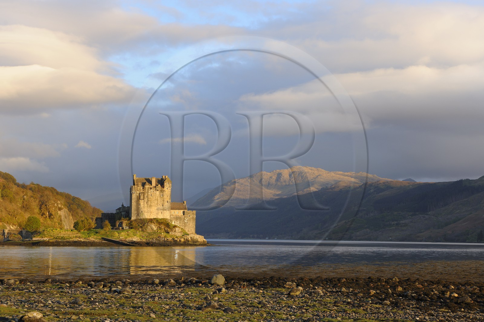 Royaume-Uni, Ecosse, région des Highlands, comté de Ross & Cromarty, Eilean Donan Castle, château à l'entrée du Loch Duich