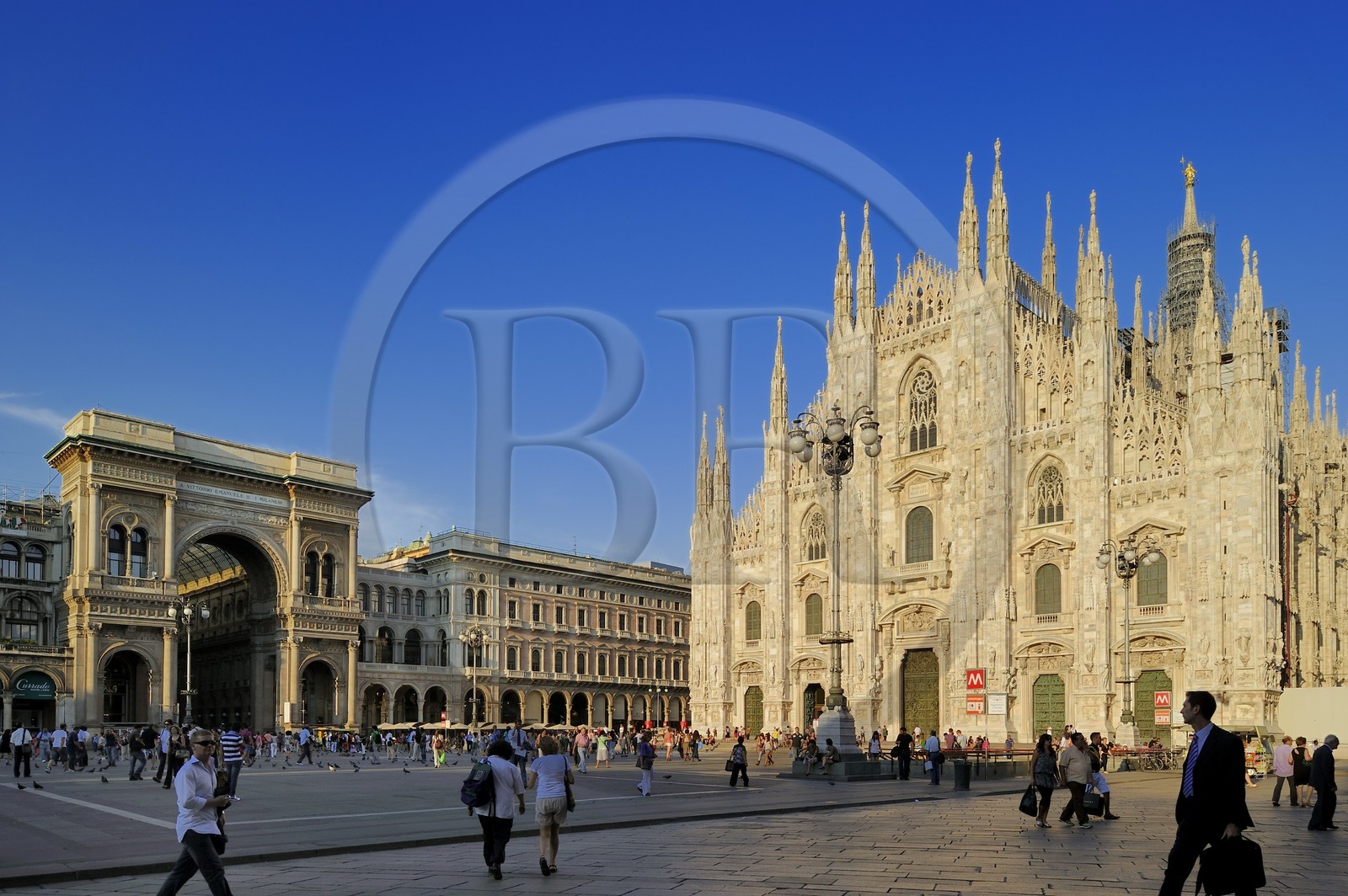 Italie, Lombardie, Milan, Piazza del Duomo, entrée de la galerie Vittorio Emanuele II, galerie commerçante construite au XIXème siècle par Giuseppe Mengoni et le Duomo (cathédrale) de style gothique flamboyant dans le centre historique