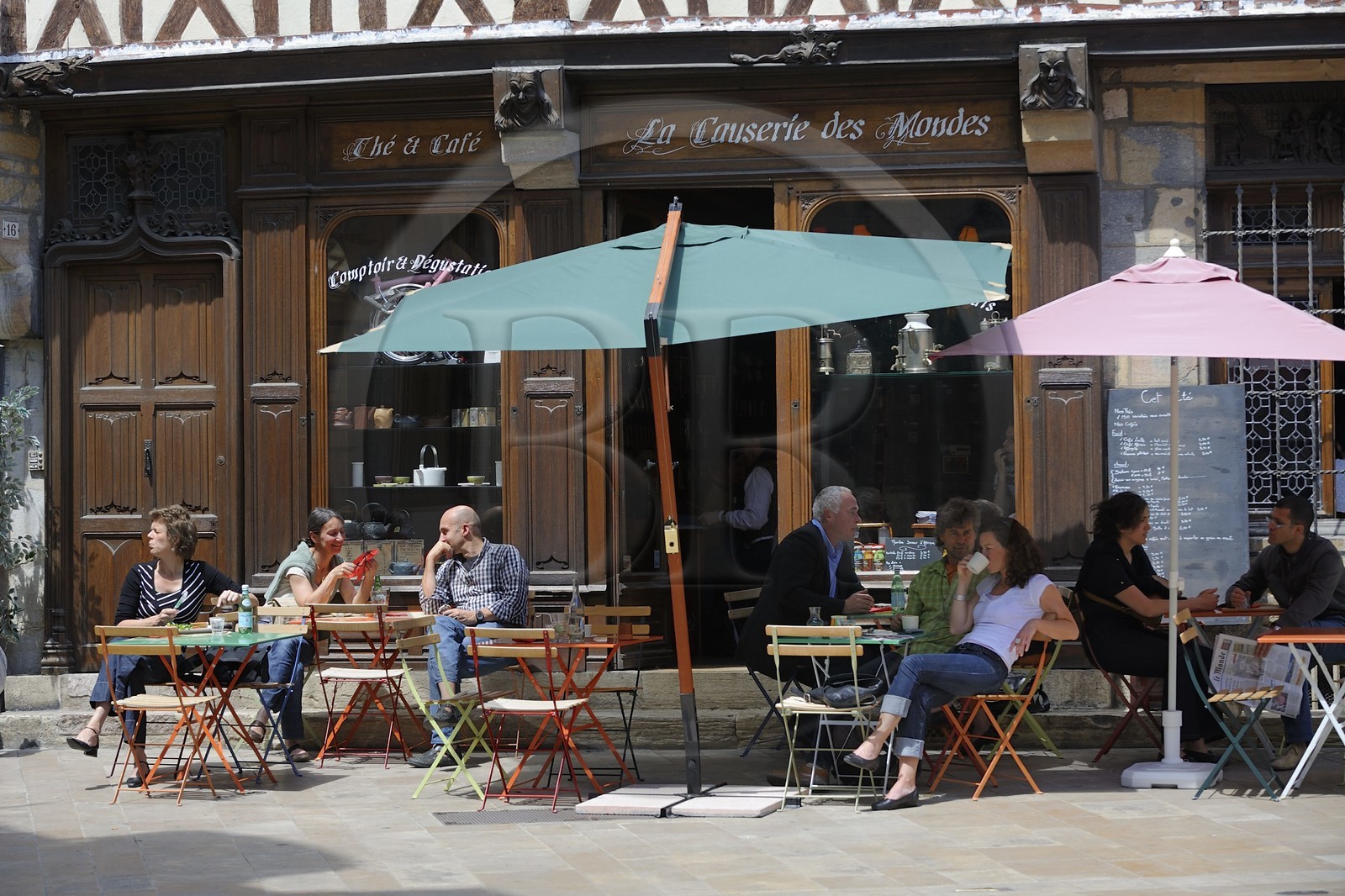 France, Côte d'Or (21), Dijon, terrasse de café d'une maison à colombage à l'angle de la rue Vauban et de la rue Amiral-Roussin