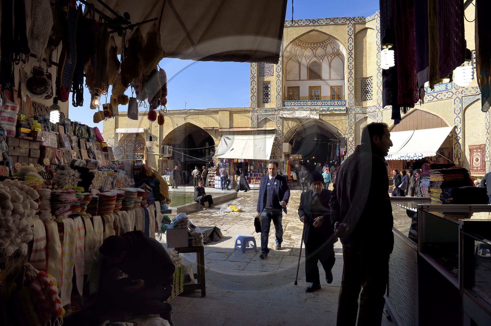 Iran, province d'Ispahan, Ispahan, entrée principale du Bazar-e Bozorg (Grand Bazar), immense bazar couvert qui remonte à près de 1300 ans, sur la place naghsh-i jahan aussi connue sous le nom de place Imam Khomeiny, classé Patrimoine Mondial de l'UNESCO