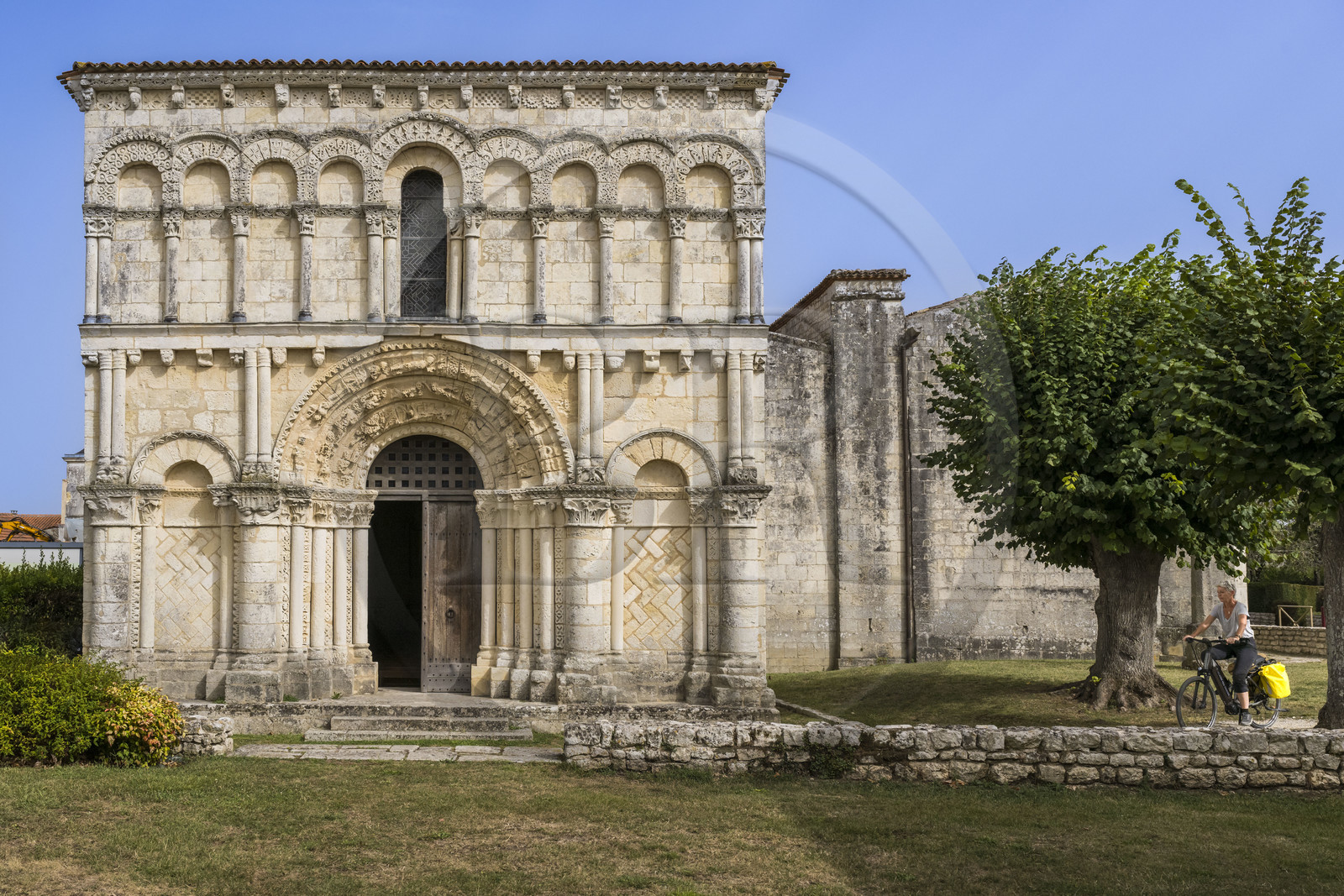 France, Charente-Maritime (17), Echillais, cyclistes faisant la véloroute devant l'église romane Notre-Dame du XIIe siècle classée monument historique