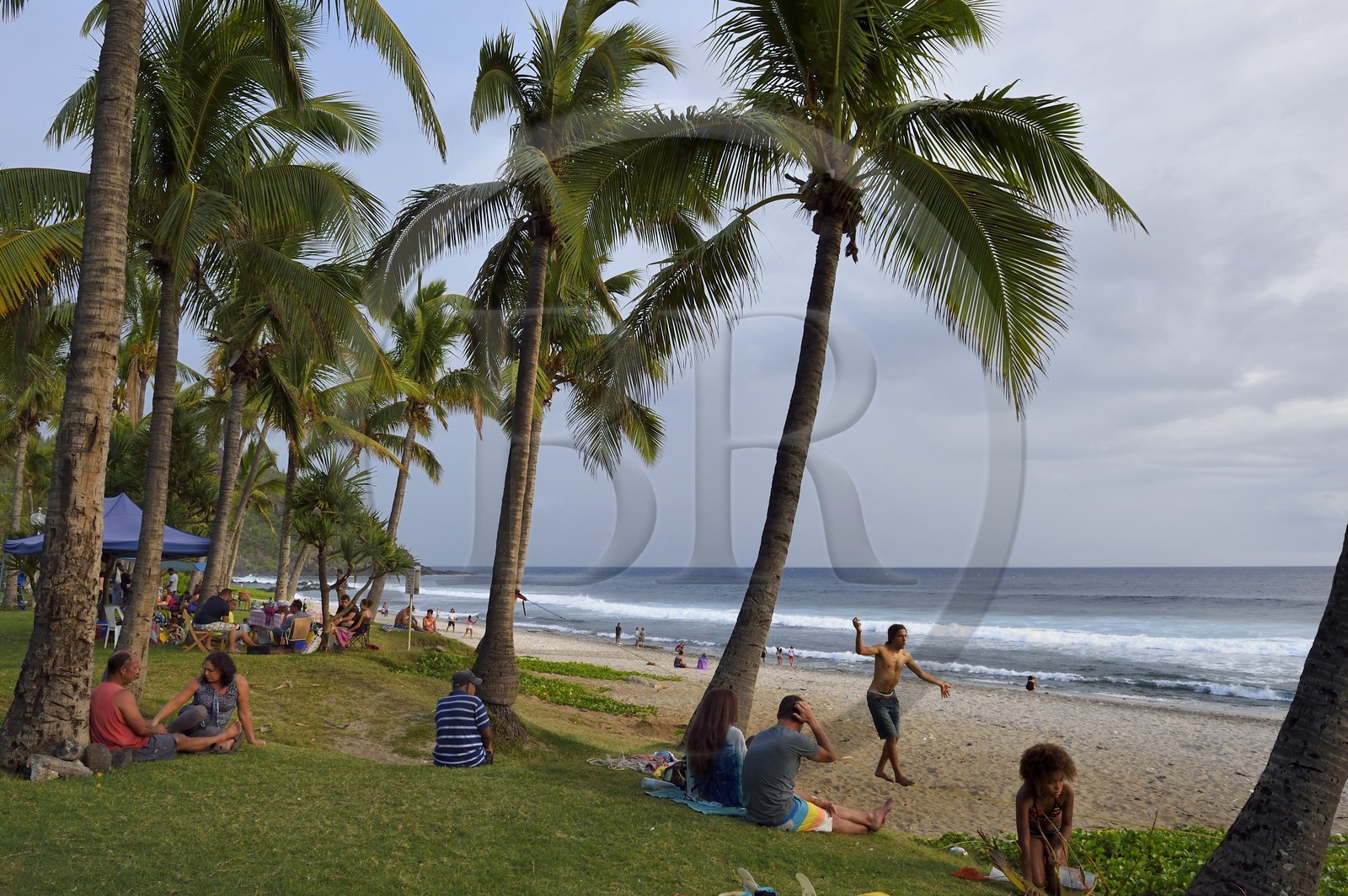 France, Ile de la Reunion, Cote Sud, plage de Grande Anse, la plage est très prisée le week end par les familles créoles pour les loisirs et le picnic, slackline ou slack (l'objectif est d'avancer sur une sangle légèrement élastique sans aucun accessoire)