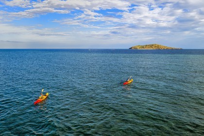 France, Ile de Mayotte, Grande-Terre, Nyambadao, kayak en bordure de la plage de Sakouli et ilot de Bandrélé en arrière plan (vue aérienne)