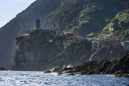 Italie, Ligurie, Cinque Terre, parc national des Cinque Terre classé Patrimoine Mondial de l'UNESCO, village de Vernazza, la tour médiévale Castello dei Doria