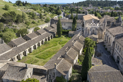 France (30), Gard, Villeneuve-lès-Avignon, la Chartreuse Notre-Dame-du-Val-de-Bénédiction, le grand cloitre ou cloitre des morts (vue aérienne)