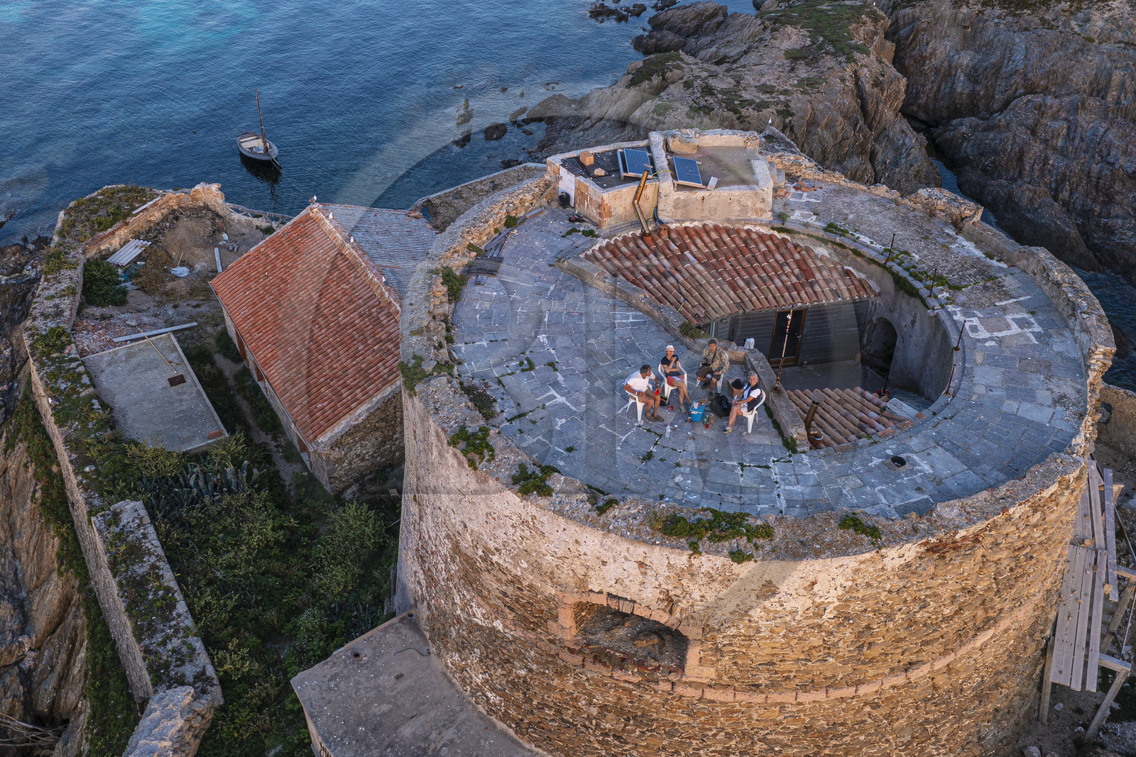 France, Var (83), Iles d'Hyères, parc national de Port Cros, Ile de Porquerolles, Fort du Petit Langoustier datant du XVIIème siècle sur son ilot, Edith et Marc Frilet qui réhabilitent le Fort en modèle de developpement durable, casse-croute convivial sur le toit du fort (vue aérienne)