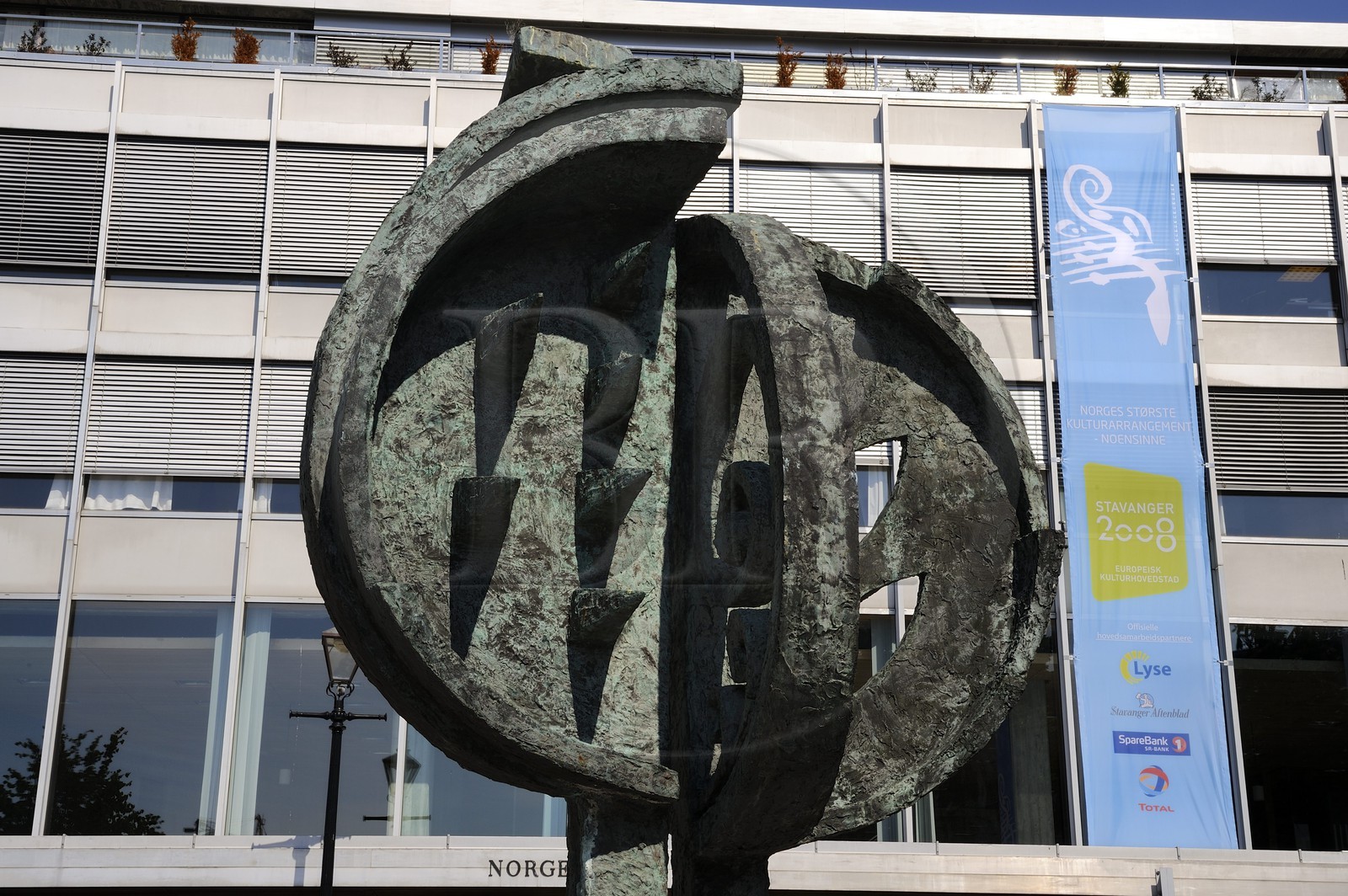 Norvège, Rogaland, Stavanger, sculpture devant l'office du tourisme et affiche de Stavanger 2008