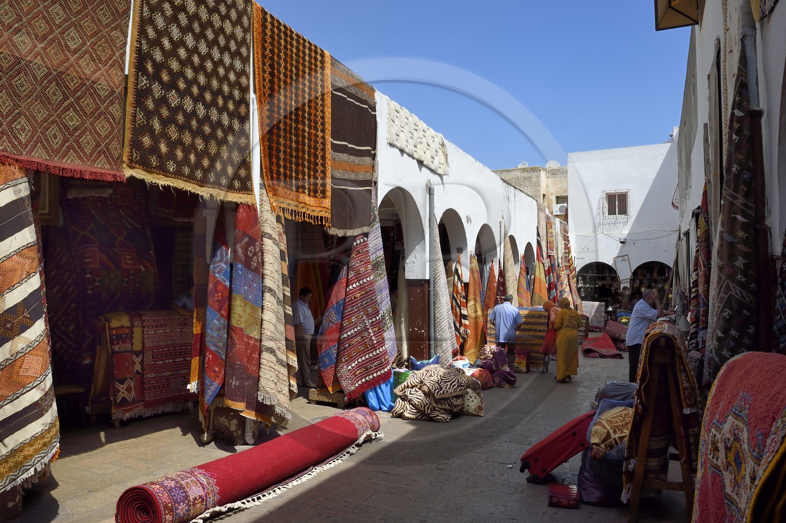 Maroc, Casablanca, la cité des Habous construite entre 1917 et 1955 par les architectes Auguste Cadet et Edmond Brion, le marché aux tapis