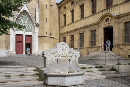France, Bouches-du-Rhône (13), Aix en Provence, la fontaine Saint Jean de Malte, l'église Saint Jean de Malte (XIIIème siècle) et le musée Granet en arrière plan