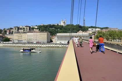 France, Rhône (69), Lyon, site historique classé Patrimoine Mondial de l'UNESCO, Vieux Lyon, passerelle sur la Saône menant au palais de justice et la basilique Notre Dame de Fourvière en arrière plan