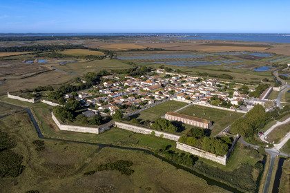 France, Charente-Maritime (17), Saintonge, Marennes-Hiers-Brouage, citadelle de Brouage, labellisé Les Plus Beaux Villages de France, les remparts batis de 1630 à 1640 dessinent un carré de 400m de côté et sont défendus par 7 bastions munis d'échauguettes (vue aérienne)