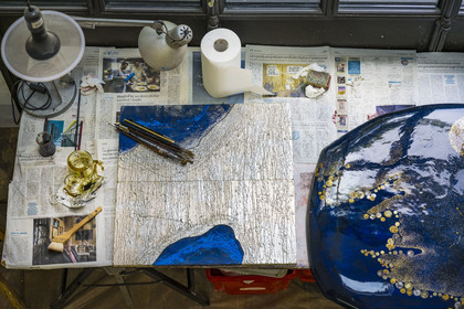 France, Hauts-de-Seine (92), Colombes, l'artiste et laqueur Isabelle Emmerique dans son atelier