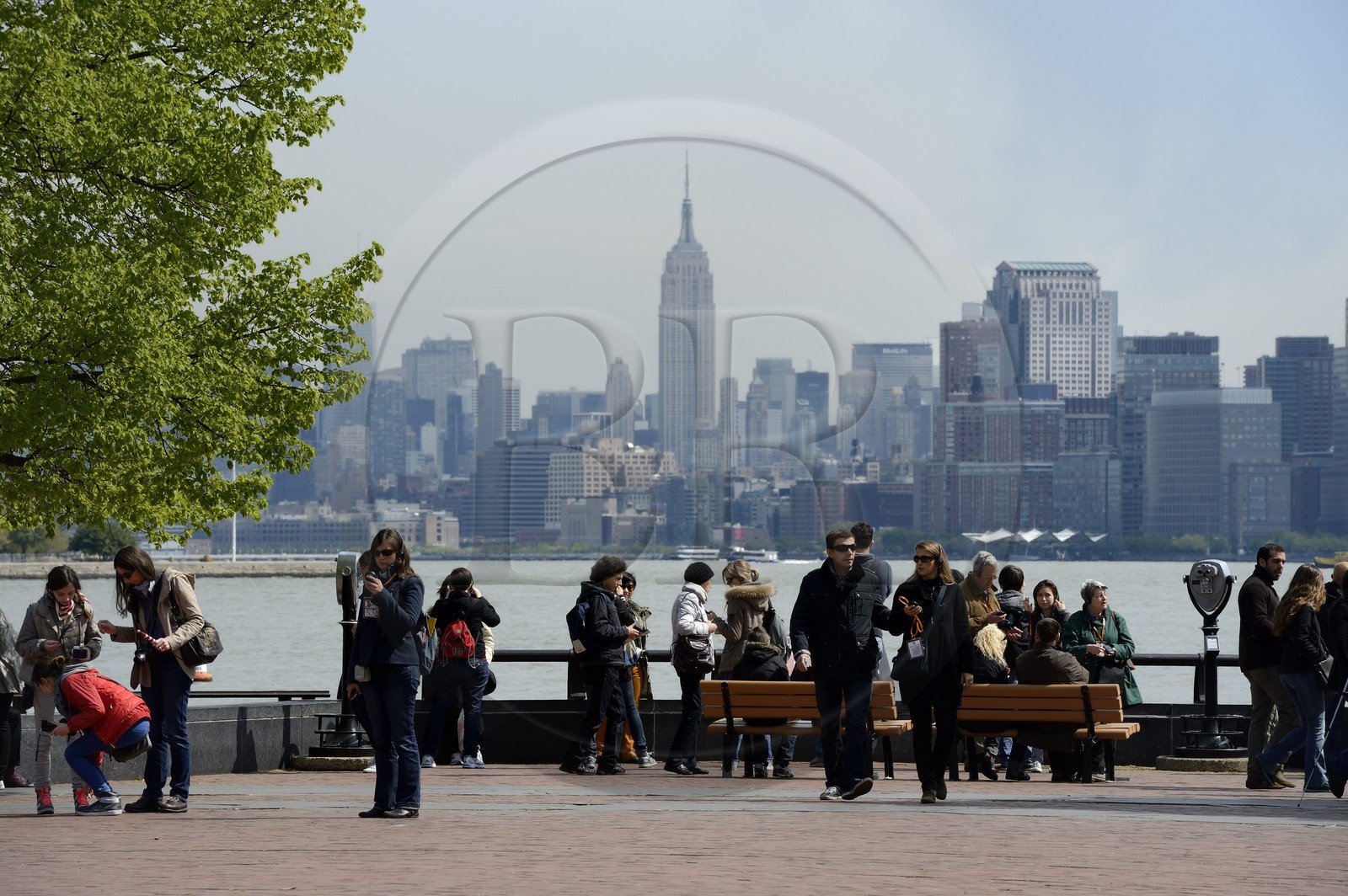 Etats-Unis, New York, Liberty Island, vue sur Manhattan et l'Empire State Building en arrière plan