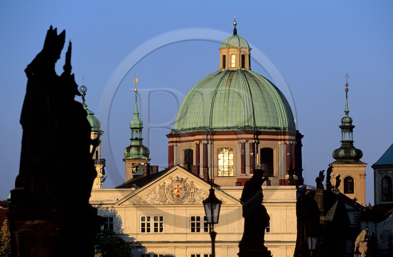 République Tchèque, Prague, sculpture du Pont Charles sur la Vltava, devant la vieille ville et le Clementinum