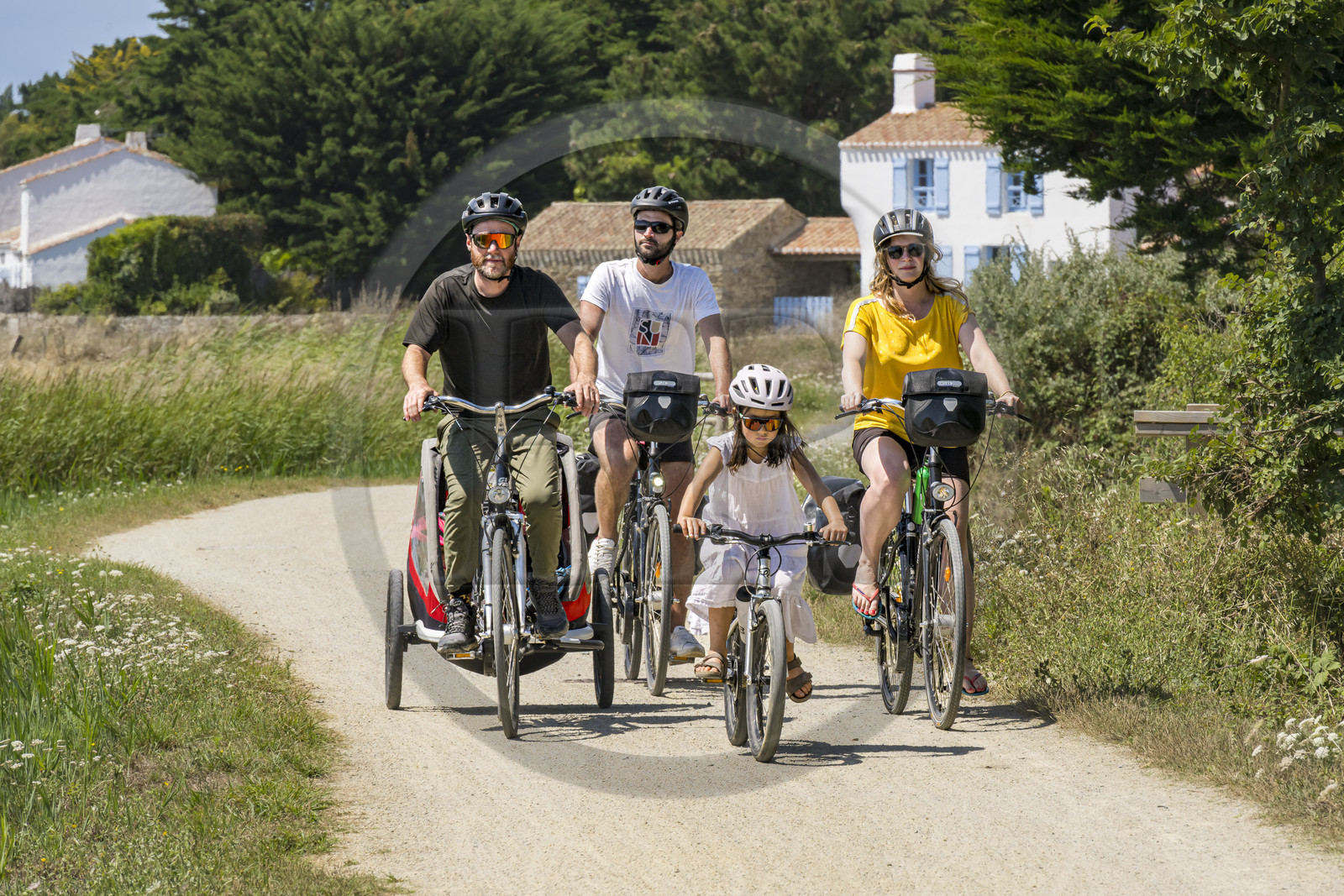 France, Vendée (85), île de Noirmoutier, Noirmoutier-en-l'Ile, L'Herbaudière, randonnée à bicyclette en famille sur la piste cyclable