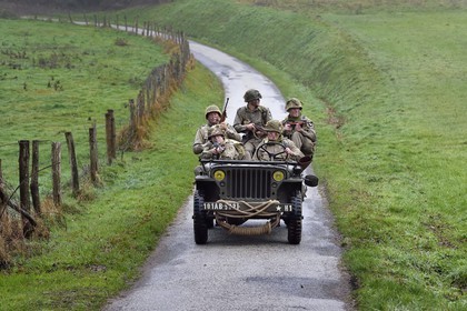 France, Eure (27), Sainte-Colombe-prés-Vernon, Allied Reconstitution Group (association de reconstitution historique de la 2éme Guerre Mondiale américain et Maquis), reconstitueurs en uniforme de la 101e division aéroportée US progressant en jeep Willys