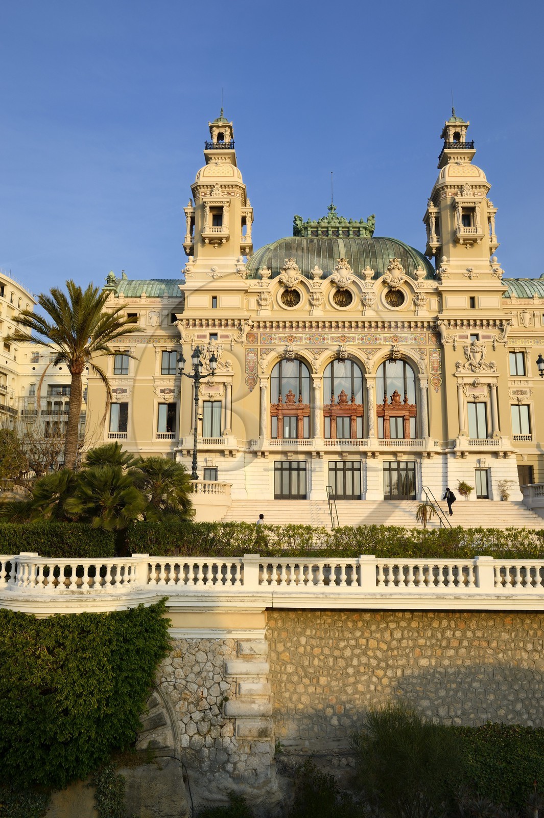 Principauté de Monaco, Monaco, Monte-Carlo, Société des Bains de Mer de Monaco, la facade coté mer du casino et de l'Opera conçu par l'architecte Charles Garnier, Mention obligatoire : Société des Bains de Mer de Monaco