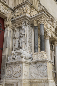 France, Gard (30), Saint-Gilles du Gard, église abbatiale de Saint-Gilles du XIIème-XIIIème siècle, classée Patrimoine Mondial de l'UNESCO au titre des chemins de Saint-Jacques de Compostelle en France, sculptures de la facade orientale de style art roman provencal, chapiteau corinthien, statue représentant Saint-Pierre à gauche