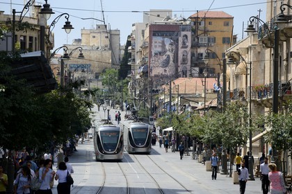 Israel, Jérusalem, le tramway sur Jaffa Road, il dessert la ville de Jérusalem et une partie de la Cisjordanie, la ligne s'étend sur 13,9 kilomètres pour 23 stations et fut mise en service le 19 aout 2011