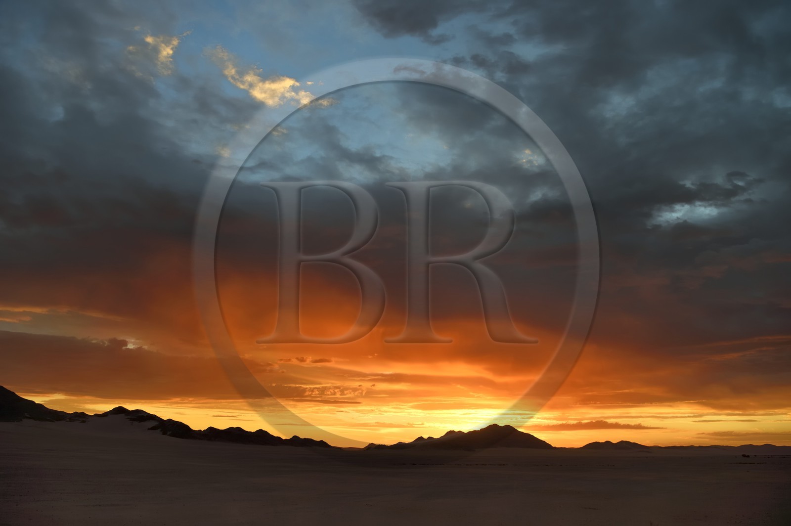 Namibie, région de Hardap, désert du Namib à l'Est du parc national Namib Naukluft vers Sossusvlei, embrasement du ciel au coucher de soleil