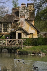 France, Yvelines (78), château de Versailles, classé Patrimoine Mondial de l'UNESCO, le domaine de Marie-Antoinette, le Hameau de la Reine, le moulin