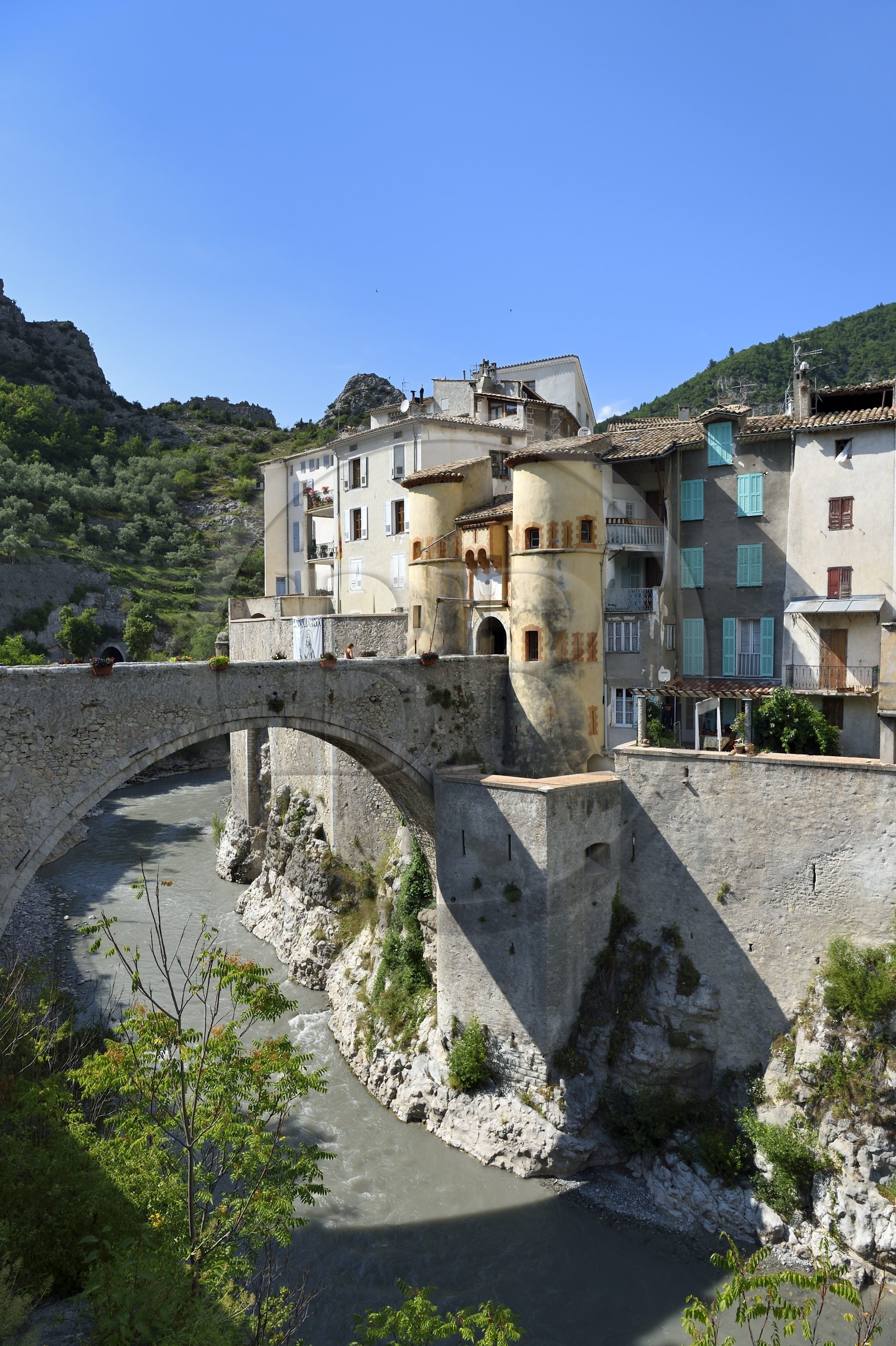 France, Alpes-de-Haute-Provence (04), cité médiévale d'Entrevaux fortifiée par Vauban, la Porte Royale et le pont sur le fleuve Var