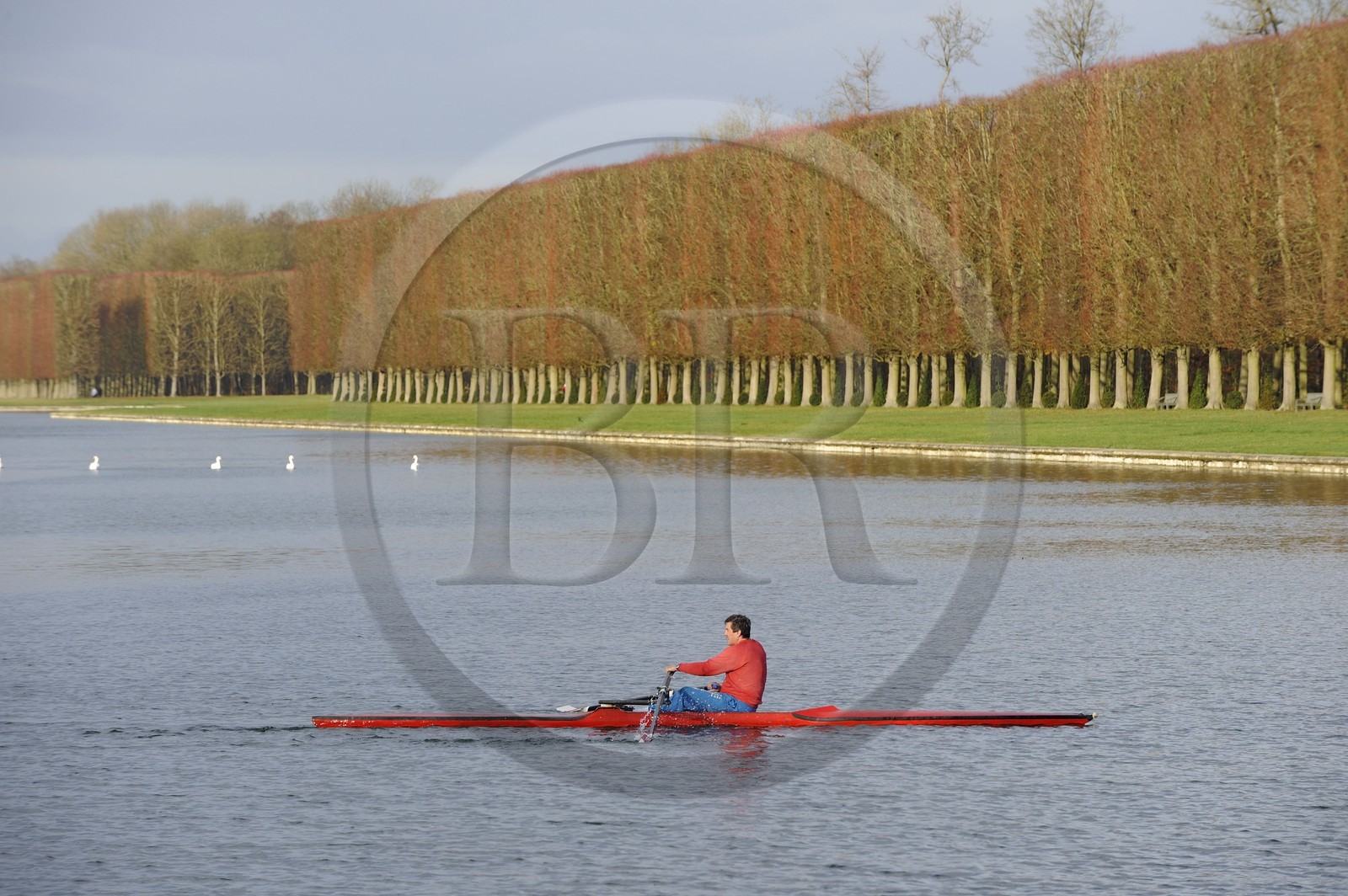 France, Yvelines (78), parc du château de Versailles, classé Patrimoine Mondial de l'UNESCO, barques sur le Grand Canal en automne