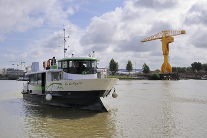 France, Loire-Atlantique (44), Nantes, l'Ile de Nantes, le bateau bus de la Tan et la grue Titan