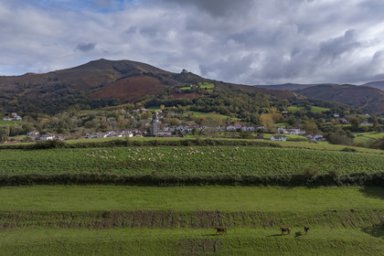 France, Pyrénées-Atlantiques (64), Pays-Basque, Ainhoa, labellisé Les Plus Beaux Villages de France (vue aérienne)