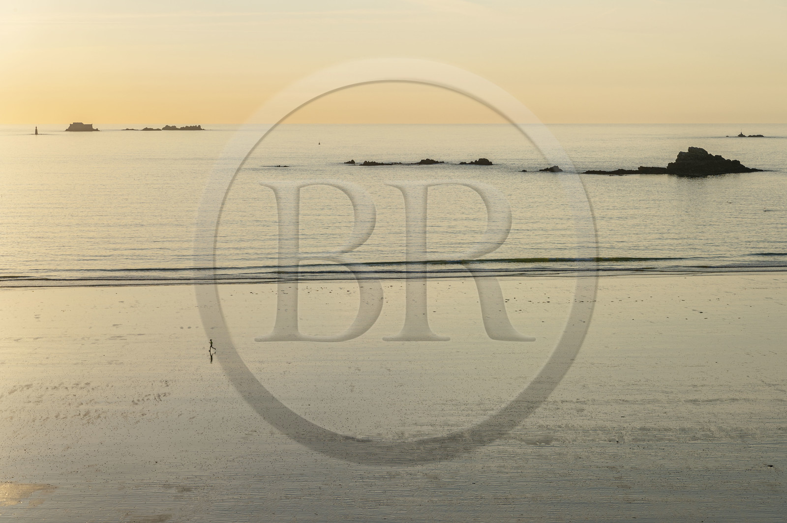 France, Ille-et-Vilaine (35), Côte d'Emeraude, Saint-Malo, plage du Mihinic à l'aube