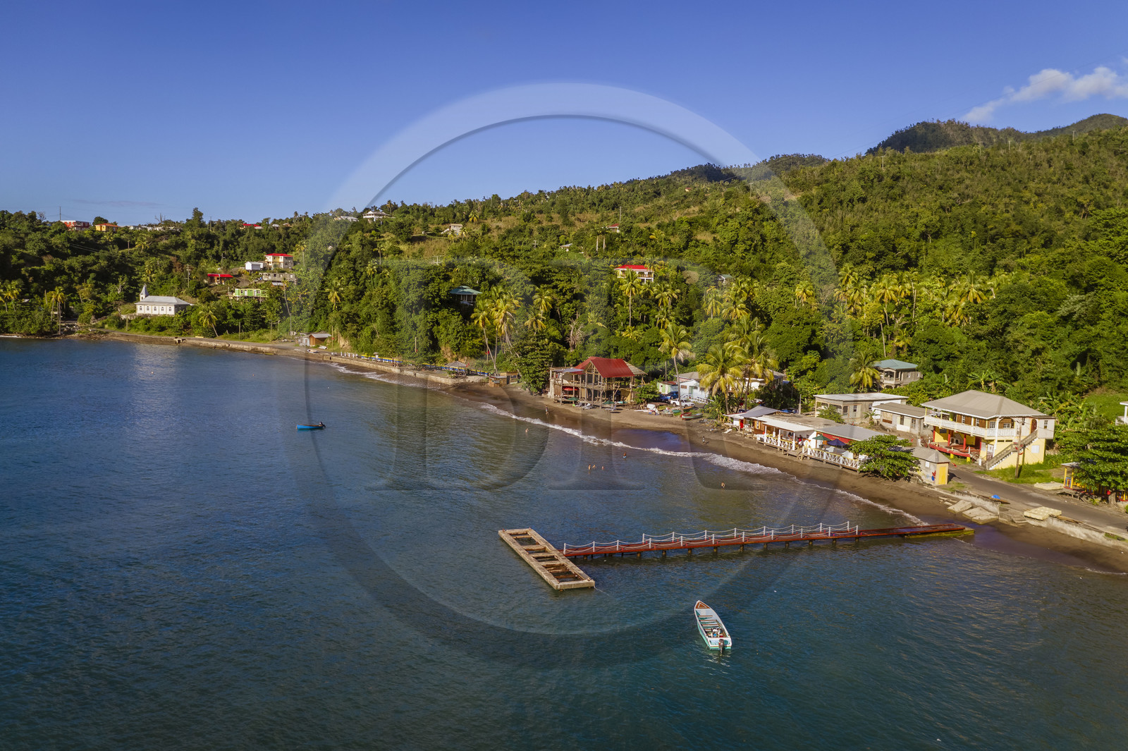 Caraïbes, Ile de la Dominique, plage de Toucari Bay au nord de Portsmouth (vue aérienne)