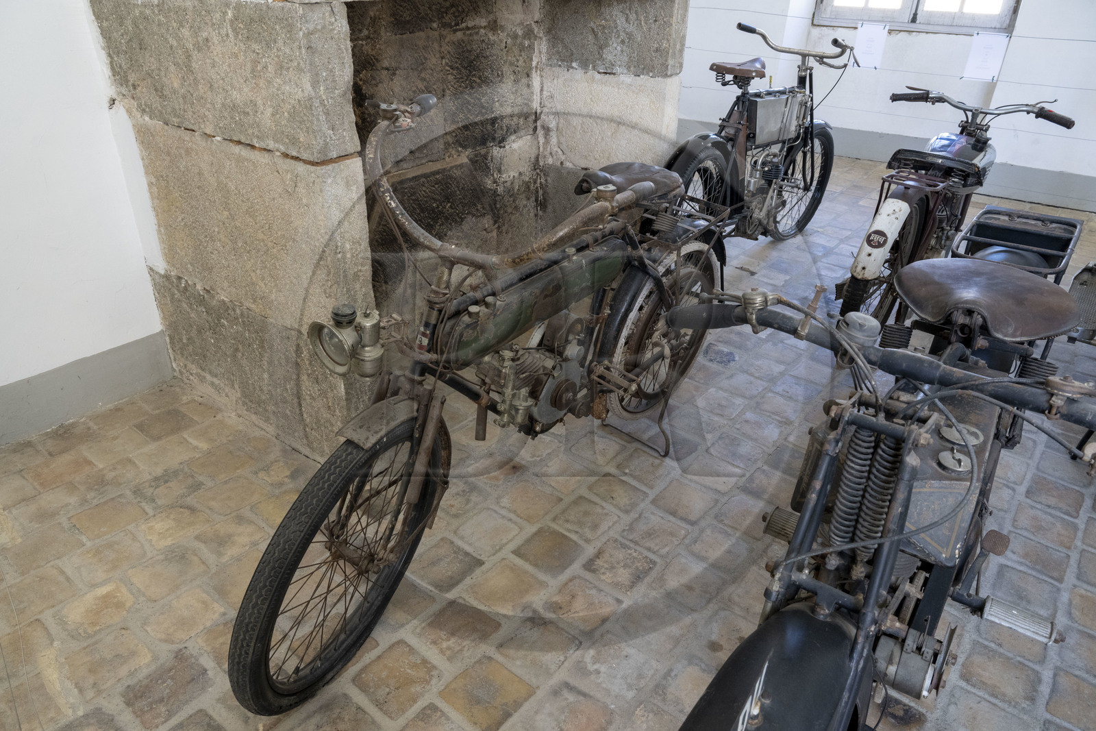 France, Côte-d'Or (21), les climats de Bourgogne classés Patrimoine Mondial de l'UNESCO, Côte de Beaune, Savigny-les-Beaune, le chateau avec les musées et collections avions de chasse, voitures de course Abarth, motos, tracteurs enjambeurs, maquettes, camions de pompiers, moto française Rupta modèle 12 de 1912 ayant appartenu à Jean Mermoz