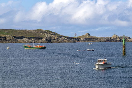 France, Finistère (29), Mer d'Iroise, Ile d'Ouessant, le port de Lampaul dans la baie de Lampaul,  la presqu'ile de Feunteun Velen en arrière plan