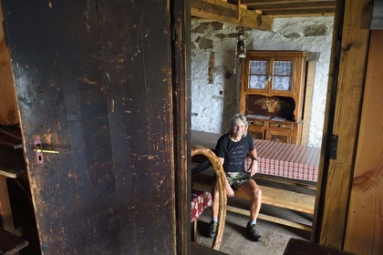 France, Haut-Rhin (68), Parc naturel régional des ballons des Vosges, Storckensohn, montagne de La Tête des Perches, la chaume de Gazon vert, Noël Sutter qui est l'ange gardien du refuge dans l'ancienne ferme