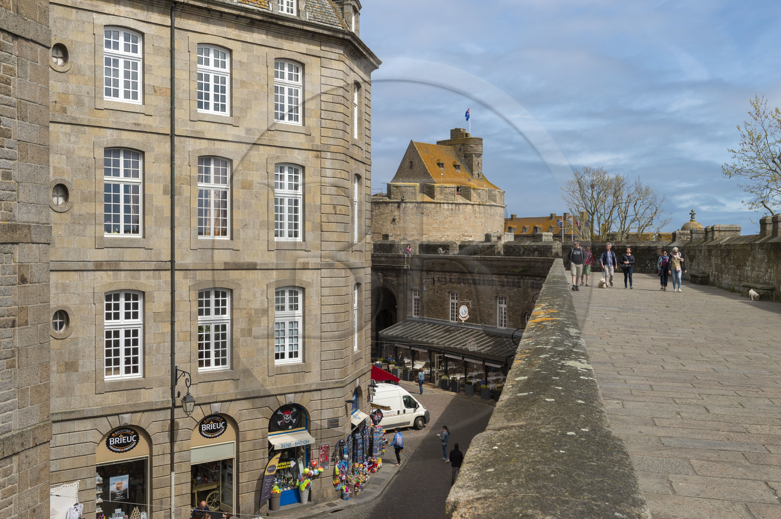 France, Ille-et-Vilaine (35), Côte d'Emeraude, Saint-Malo, les remparts de la ville intra-muros et le chateau (Hotel de Ville)