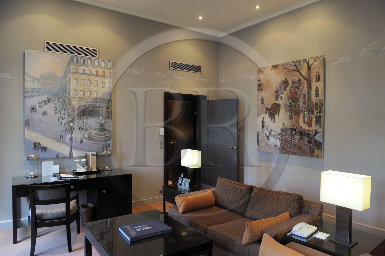 France, Paris (75), l'hôtel du Louvre, la suite Pissarro, copie de la toile  Avenue de l'Opera, Place du Theatre Francais qu'il à peinte depuis cette chambre